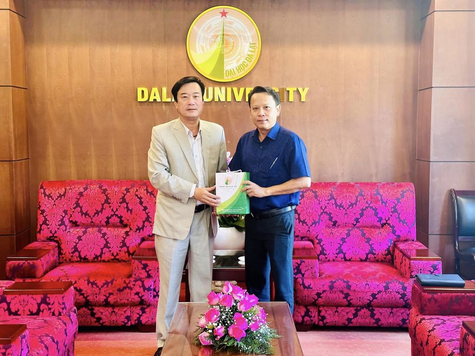 Lãnh đạo trường Đại học Bạc Liêu và trường Đại học Đà Lạt hội đàm sẵn sàng cho lễ ký kết hợp tác. 