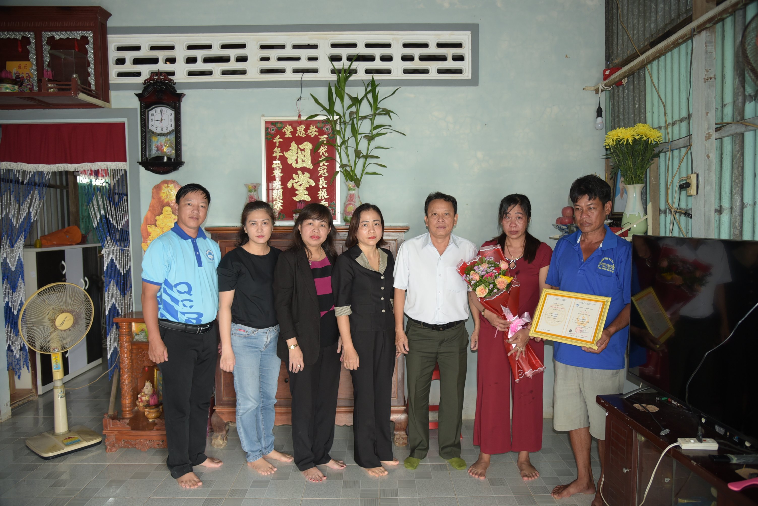 Phó Hiệu trưởng Trường Đại học Bạc Liêu đến nhà thăm hỏi gia đình trao bằng tốt nghiệp cho sinh viên đã mất 