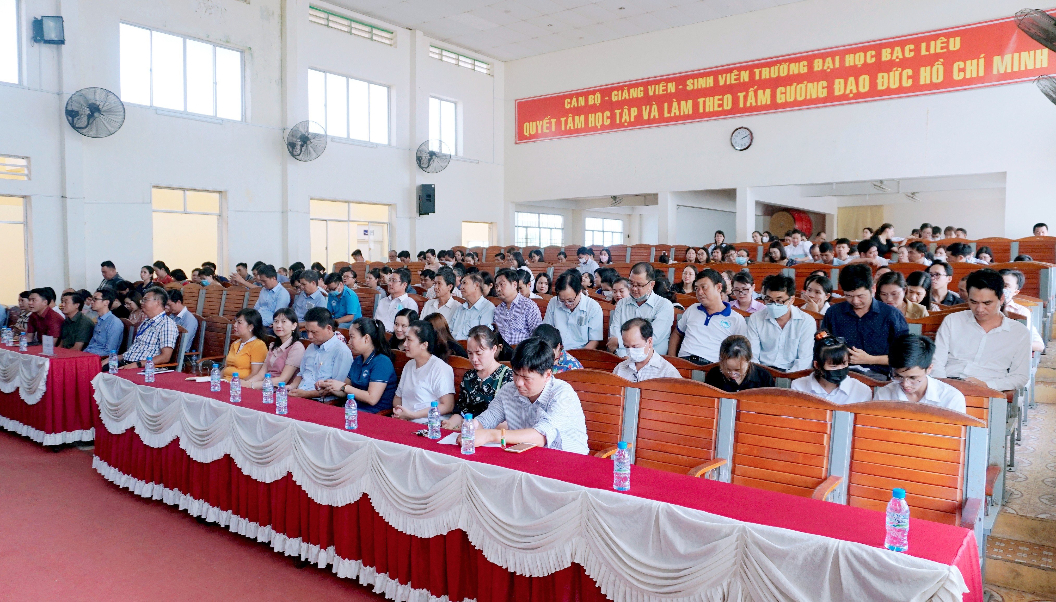 Trường Đại học Bạc Liêu kết nối điểm cầu Hội nghị phổ biến, quán triệt nội dung cuốn sách  của Tổng Bí thư Nguyễn Phú Trọng.