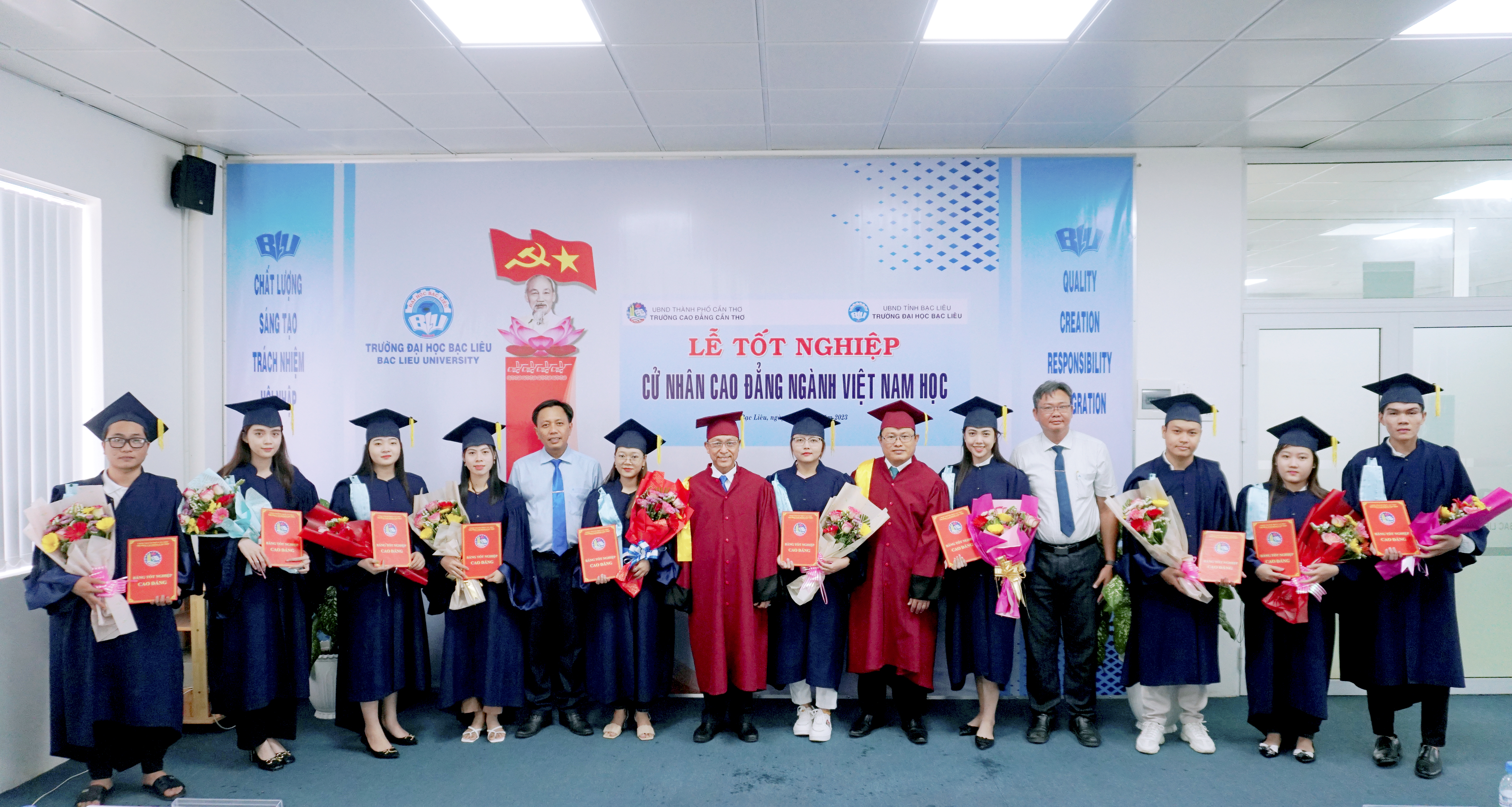 Trao bằng tốt nghiệp cử nhân Ngành Việt Nam học